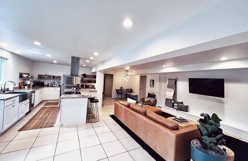 Rollingbay Apartment | Modern Woodland Retreat