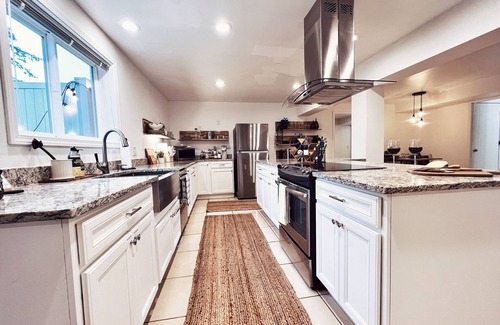 Rollingbay Apartment | Modern Woodland Retreat