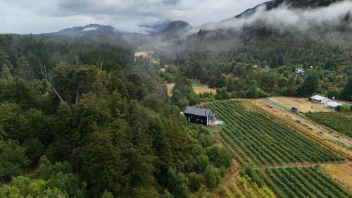 El Bolson House | Moderna Casa entre Campo de Frambuesas