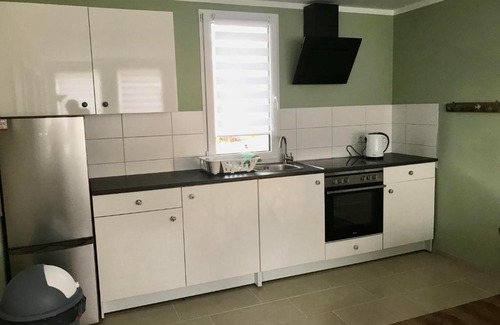 Gotz Apartment | Moderne Ferienwohnungen mit Terrasse, Pool, Wallbox & Spielplatz in den Götzer Bergen - ideal für Ihren Berlin-Besuch und auch für Gruppen bis zu 40 Personen geeignet