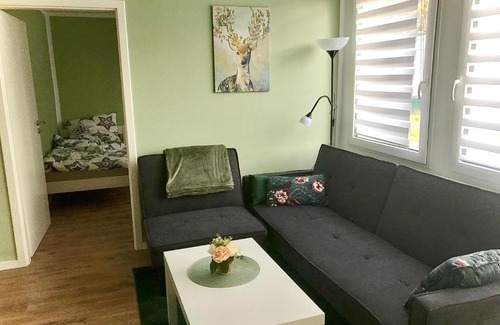 Gotz Apartment | Moderne Ferienwohnungen mit Terrasse, Pool, Wallbox & Spielplatz in den Götzer Bergen - ideal für Ihren Berlin-Besuch und auch für Gruppen bis zu 40 Personen geeignet