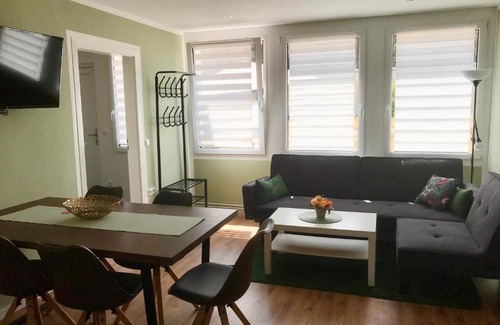 Gotz Apartment | Moderne Ferienwohnungen mit Terrasse, Pool, Wallbox & Spielplatz in den Götzer Bergen - ideal für Ihren Berlin-Besuch und auch für Gruppen bis zu 40 Personen geeignet