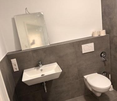 Alzey Apartment | Moderne Wohnung für 4 Personen mit extra Schlafzimmer, Wohnzimmer & Balkon