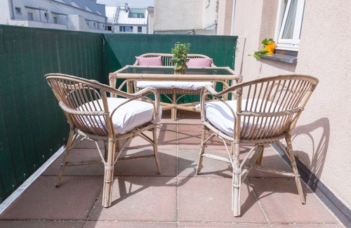 Favoriten House | Modernes Apartment mit Balkon für Große Gruppen