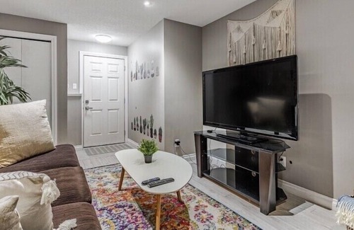 Corman Park No. 344 House | Modest & Peaceful Private HomeAway from Home~ 55 “ TV Free Wifi