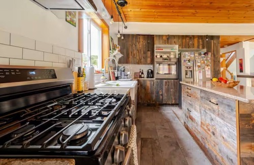 High Falls House | Mohonk's Peaceful 5BR-3BA~Jacuzzi~Huge Deck~Right On Coxing Kill~ Private Road