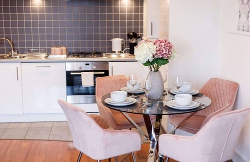 Poole Apartment | Mojo - Modern Apartment with Balcony