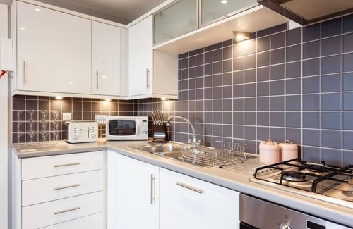 Poole Apartment | Mojo - Modern Apartment with Balcony