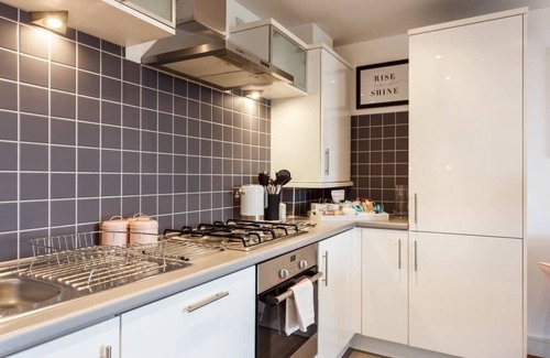 Poole Apartment | Mojo - Modern Apartment with Balcony