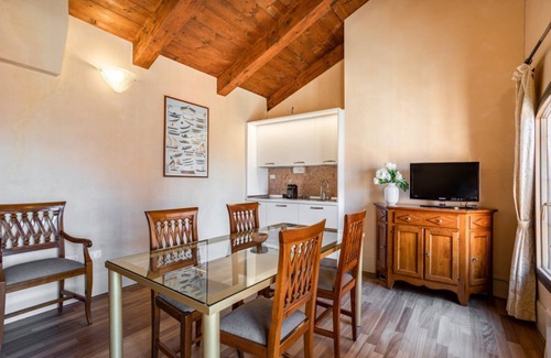 Molina Apartment | Molino Stucky Residence Sandolino Suite