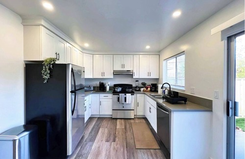 Cambrian House | MolivuHomes 3BR | New | KingBed | Kid/Pet Friendly