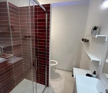 Ep 21 - Saint-Paul House | Mon appARTement - chambre avec salle de bains et wc dans un appartement atypique