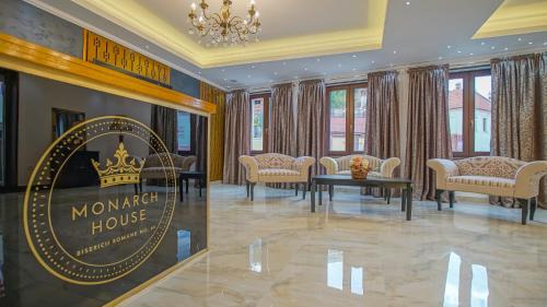 Centrul Nou House | Monarch House