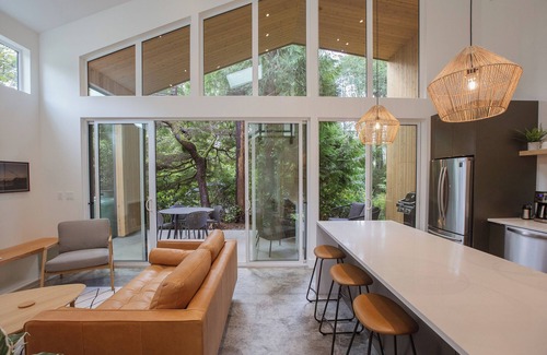 Tofino House | Moniker Beach House close to beaches + shops