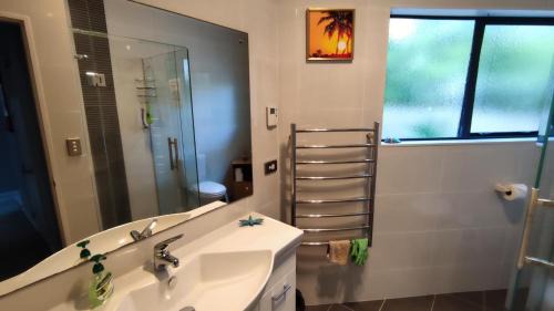 Forrest Hill House | Monique's Queen Rm AirCon TV