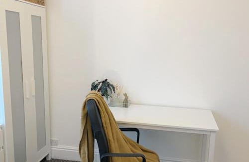 Coventry House | Monk's Lodge Private En-suite Room CV1