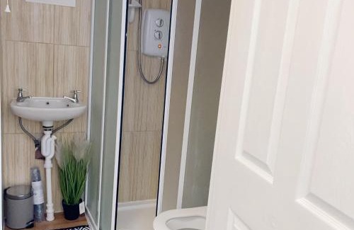 Coventry House | Monk's Lodge Private En-suite Room CV1