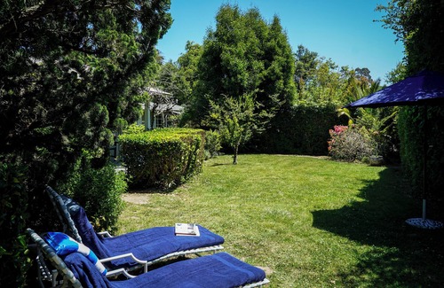 Golden Quadrangle House | Montecito bungalow near beach, hiking, coffee, dining. Stunning mountain view.