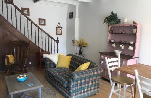 Montemboeuf House | Montemboeuf - Cottage - Sleeps 2 - Parking