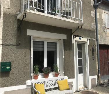 Montemboeuf House | Montemboeuf - Cottage - Sleeps 2 - Parking