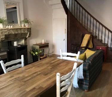 Montemboeuf House | Montemboeuf - Cottage - Sleeps 2 - Parking