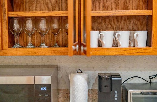 Monterey Park Apartment | Monterey Park Retreat Spectacular Views Comfort