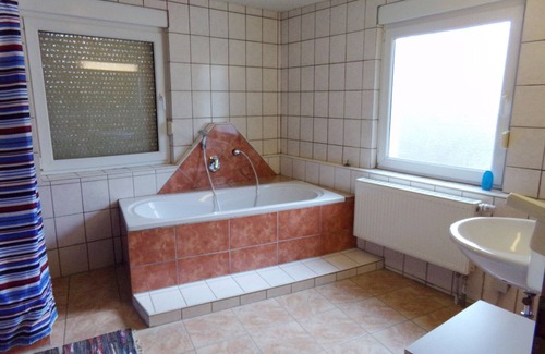 Suppingen Apartment | Monteurwohnung Bw04, 92qm mit 3 Schlafräume und Balkon für Max. 8 Personen