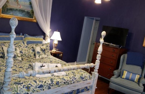 Versailles Bed & Breakfast | Montgomery Inn BnB