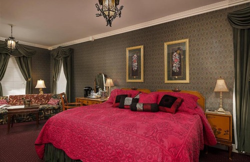 Versailles Bed & Breakfast | Montgomery Inn BnB