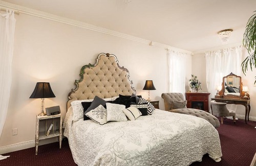 Versailles Bed & Breakfast | Montgomery Inn BnB