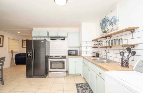 Montgomery House | Montgomery Rustic Chic- Near Downtown