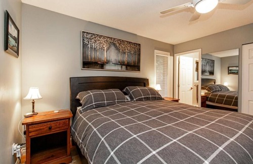 Sidney House | Monthly Furnished North Saanich Haven: 2BR Retreat