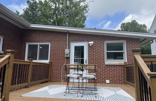 Urbana House | Monthly - Renovated Modern Mid-Century 3Br House - 2 blocks from U of Illinois.