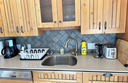 Coquitlam House | Monthly stay 2 Bedroom upper floor suite with Garden view Closed to SFU