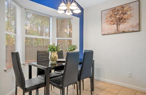 Colonial Oaks House | Monthly Stays! - 75' TV - Summer Retreat - King Bed, Large Yard, No Stairs