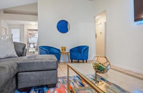 Colonial Oaks House | Monthly Stays! - 75' TV - Summer Retreat - King Bed, Large Yard, No Stairs