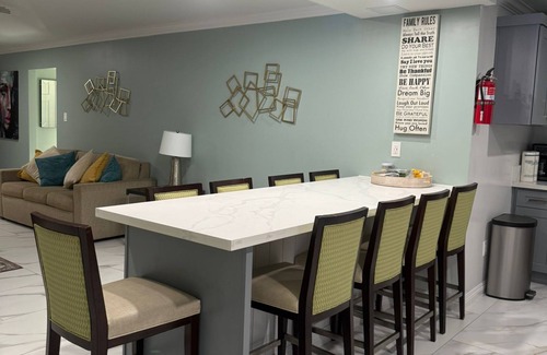 Ellendale House | MONTHLY STAYS- 8BR/4BA Brick Estate with Private attached Guest House