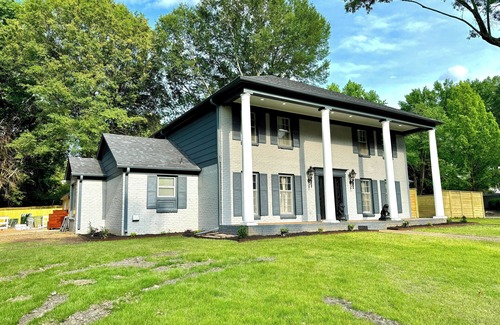 Ellendale House | MONTHLY STAYS- 8BR/4BA Brick Estate with Private attached Guest House