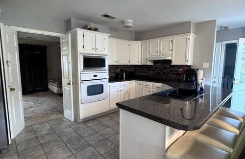 Cordova House | MONTHLY STAYS-Phenomenal 4 Bedrooms + Extra Space Beds in Cordova