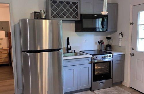 Whiteville House | MONTHLY STAYS-Spacious 8-bedroom house in delightful Whiteville-Abundant Parking