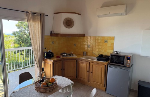 L'Ile-Rousse Apartment | Monticello, T1 air-conditioned for 2 people, terrace with sea view, well-equipped and quiet.