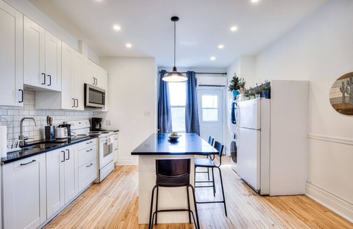 Sainte-Marie Apartment | Montreal Classic Style 2br Apt