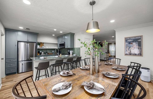 Montrose Villa | Montrose 4BR Sleeps 19 2 Homes Walk to Dining