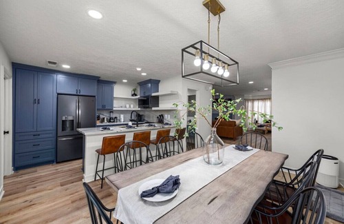 Montrose Villa | Montrose 4BR Sleeps 19 2 Homes Walk to Dining