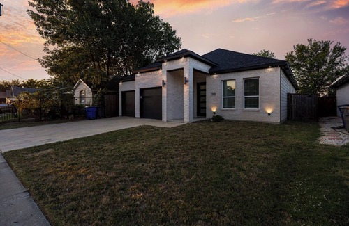 West Dallas House | Moody Cowboy Lounge, Stylish 4BR Retreat Near Downtown Dallas