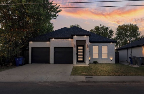 West Dallas House | Moody Cowboy Lounge, Stylish 4BR Retreat Near Downtown Dallas