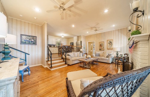 Mid America House | Moonlight Baydream: Lakefront Home w/Private Dock, Large Patio, Fast WiFi & Near Oaklawn & Downtown