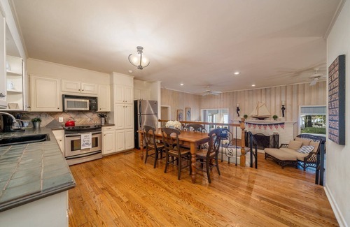 Mid America House | Moonlight Baydream: Lakefront Home w/Private Dock, Large Patio, Fast WiFi & Near Oaklawn & Downtown