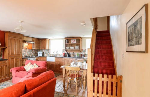 Garn Fadryn Cottage | MOONLIGHT COTTAGE, pet friendly, with a garden in Sarn Meyllteyrn