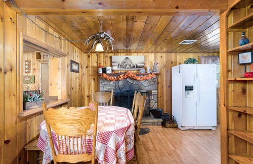 Pinetop-Lakeside Cabin | Moonridge Retreat - 3BR/2BA Cabin w/Casita/WiFi/Fenced Yard & Dog-Friendlyn